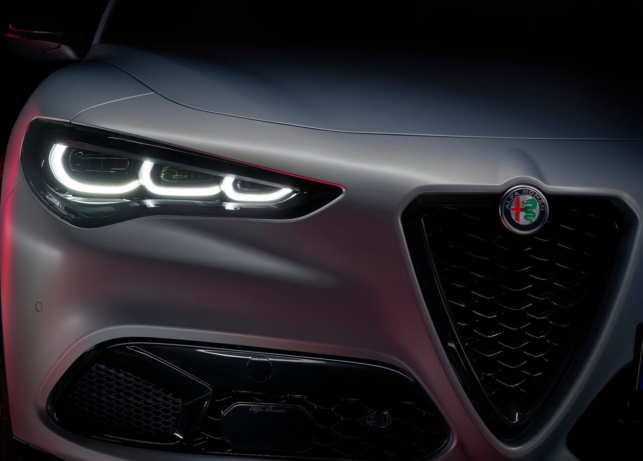 2023 Alfa Romeo Stelvio 2.0 4x4 280 dimensions with length, width and height
