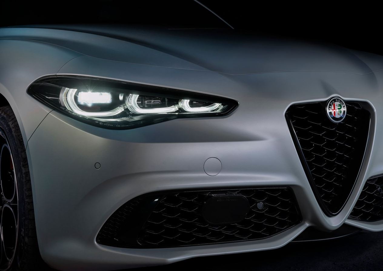 2023 Alfa Romeo Giulia 2.0 4x4 280 dimensions with length, width and height