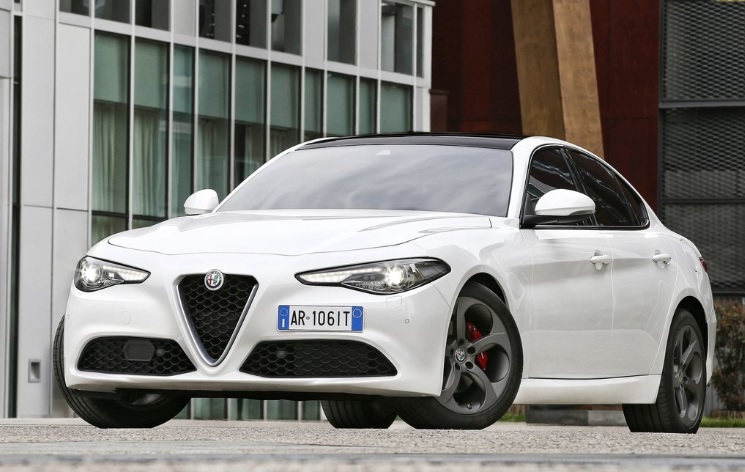 2017 Alfa Romeo Giulia 2.0 200 dimensions with length, width and height