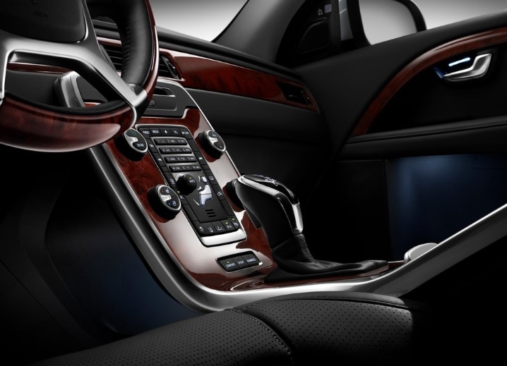 2016 Volvo S80 2.0 D4 181 dimensions with length, width and height