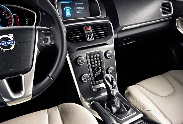 2018 Volvo V40 1.5 T3 152 dimensions with length, width and height