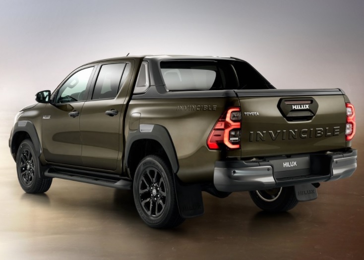 2021 Toyota Hilux 2.4 150 dimensions with length, width and height