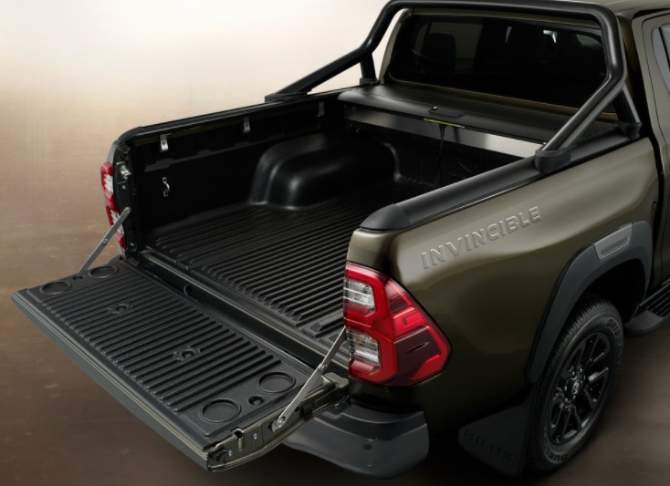 2020 Toyota Hilux 2.4 150 dimensions with length, width and height