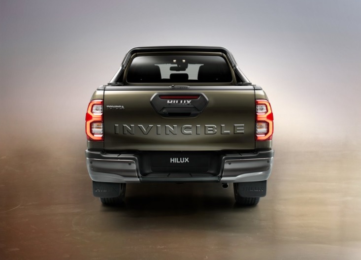 2022 Toyota Hilux 2.4 4x4 150 dimensions with length, width and height