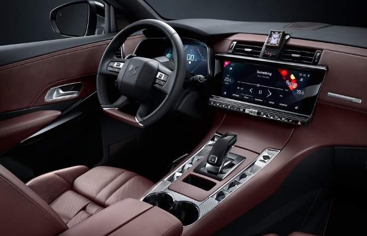 2020 DS DS 7 Crossback 1.6 Hybrid 300 dimensions with length, width and height