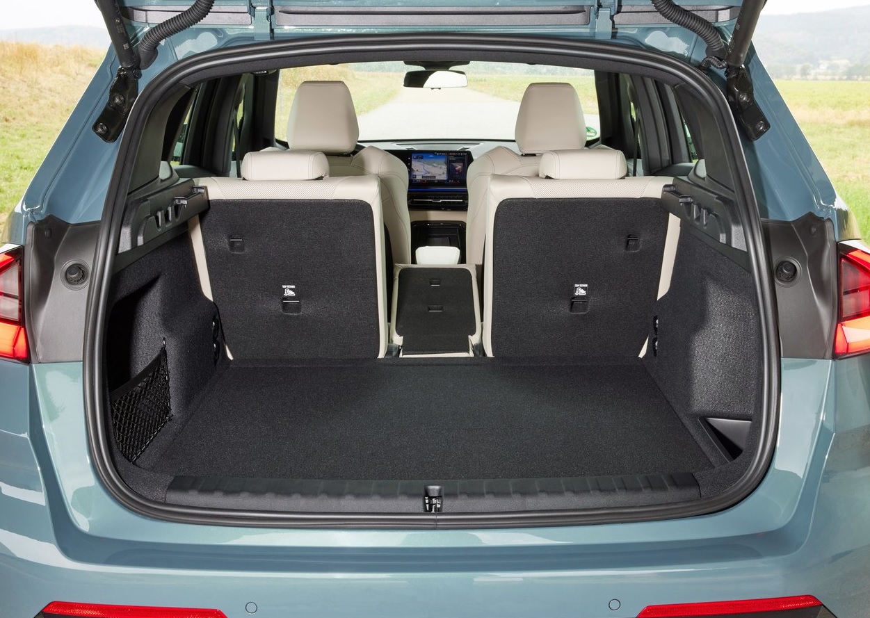 2023 BMW X1 1.5 sDrive18i 136 dimensions with length, width and height