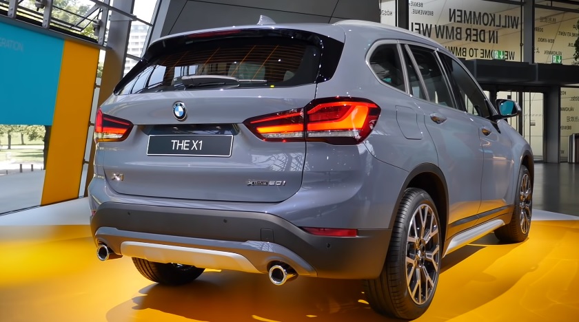 2020 BMW X1 sDrive18i 1.5 140 dimensions with length, width and height